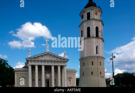 Osteuropa, Litauen, Vilnius, Erzbischöfliche Kathedrale Und der Freistehende anschließend Stockfoto
