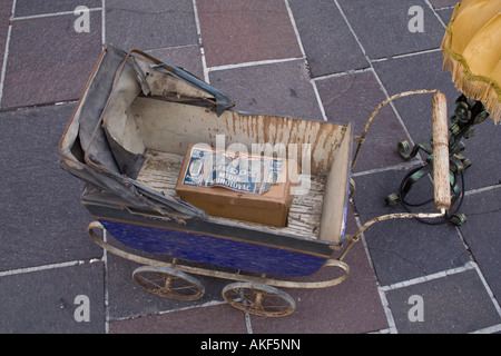 Ljubljana, Artikel zum Verkauf an Sonntag Antikmarkt auf den Straßen der Altstadt Stockfoto