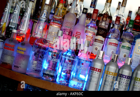 Bar-Interieur Flaschen Regal Stockfoto