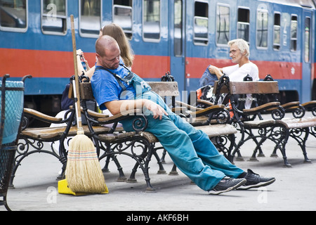 Nyugati Bahnhof in Budapest, Ungarn. Ein Mann, Arbeiter schlafen auf der Bank Stockfoto