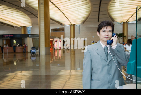 Porträt eines Geschäftsmannes mit einer Telefonzelle Stockfoto