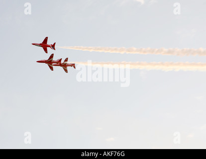 Mitglieder der RAF s Red Arrows anzeigen Team in Aktion über Doha Katar 18. November 2007 die obere Ebene auf den Kopf fliegt Stockfoto