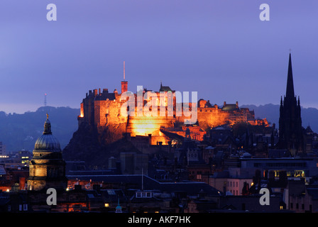 Edinburgh Castle bei Nacht von Salisbury Crags, Edinburgh, Schottland, Großbritannien Stockfoto