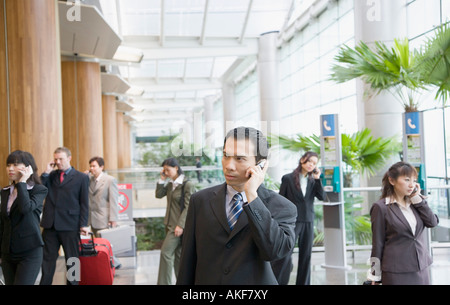 Führungskräfte im Gespräch auf dem Handy und einem Abflug-lounge Stockfoto