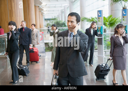 Führungskräfte im Gespräch auf dem Handy und einem Abflug-lounge Stockfoto