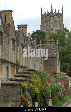 Chipping Campden Armenhäuser mit Kirche Stockfoto