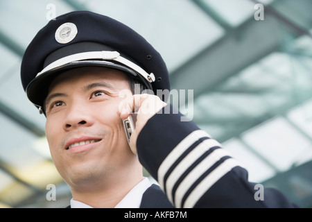 Nahaufnahme eines Piloten telefonieren mit einem Handy Stockfoto