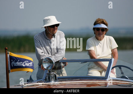Ein älteres Paar, sitzen auf ihrem Boot. Stockfoto