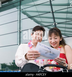 Ein älteres Paar hält ein Flugticket und lächelnd in Nahaufnahme Stockfoto