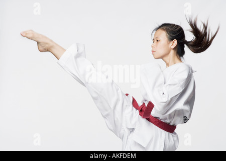 Junge Frau üben treten Stockfoto