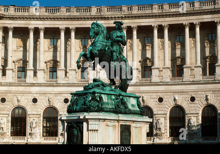 Wien 1, Die Neue Burg, der Südostflügel der Wiener Hofburg, Davor Reiterstandbild von Prinz Eugen von Anton Dominik Fernkorn Stockfoto