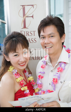 Porträt von ein älteres paar stehen und halten ein Flugticket Stockfoto