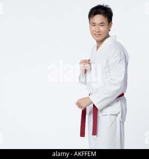 Porträt eines jungen Mannes im Kampf gegen die Haltung Stockfoto