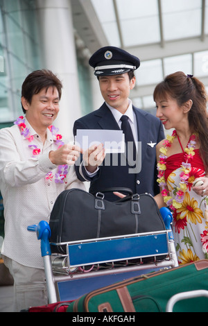 Älteres Paar zeigt ihre Flugtickets zum Piloten Stockfoto