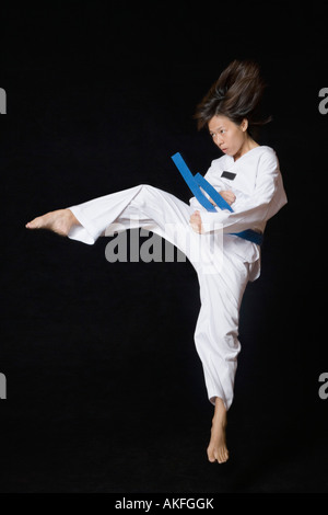 Junge Frau Runde Kick ausführen Stockfoto