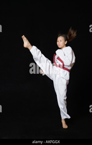 Junge Frau Runde Kick ausführen Stockfoto