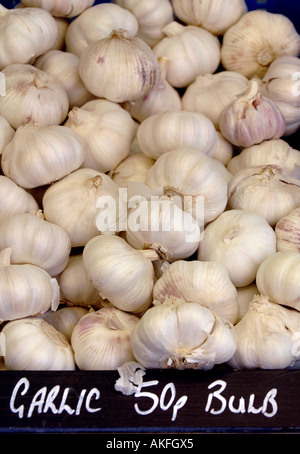 Zwiebeln Knoblauch auf dem französischen Markt stall im Vereinigten Königreich. Bild von Jim Holden Stockfoto