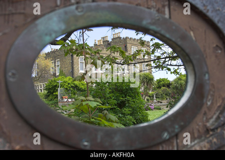 Chales Dickens Bleak House Broadstairs Kent UK gesehen durch ein Loch in ein Tor Stockfoto