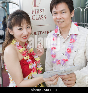 Porträt von ein älteres paar stehen und halten ein Flugticket Stockfoto
