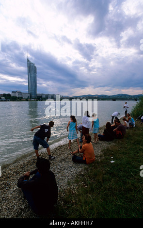 Blick von der Donauinsel Auf Den Milleniums-Turm Stockfoto