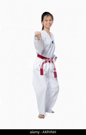 Junge Frau üben Karate und lächelnd Stockfoto