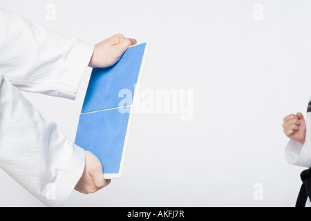 Eine Person, die Hände halten eine Kachel in Nahaufnahme Stockfoto
