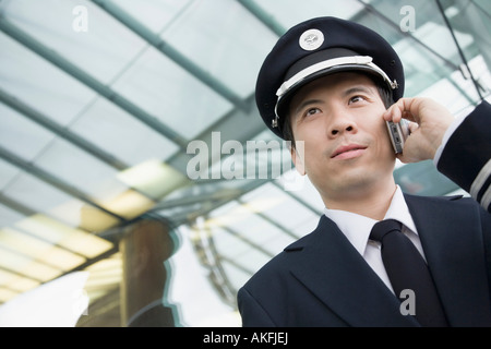 Nahaufnahme eines Piloten telefonieren mit einem Handy Stockfoto