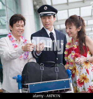 Älteres Paar zeigt ihre Flugtickets zum Piloten Stockfoto