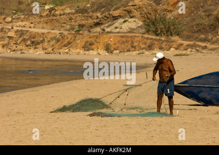 Fischer Vorbereitung Fischernetz am Ufer des Meeres Stockfoto