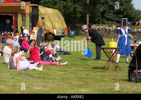 im freien Anschluss Produktion von Alice im Wunderland Beeston Cheshire uk 2005 Stockfoto