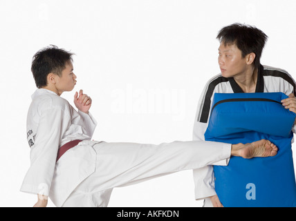 Männliche Karate-Lehrer unterrichten Kampfkünste zu einem jungen Mann Stockfoto