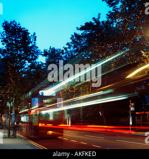 Abenddämmerung mit 38 Doppeldecker-Routemaster-Bus vor Sadler's Wells, Rosebery Avenue, London 2004; inc. Bushaltestellen, Passagiere, Bäume, leichte Wege Stockfoto