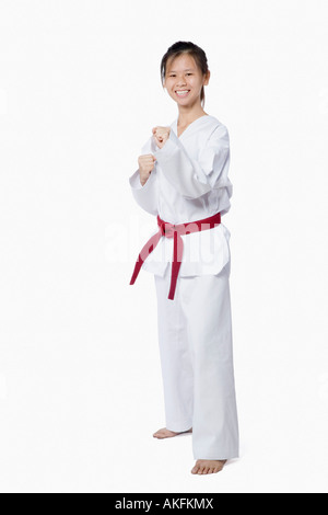 Junge Frau üben Karate und lächelnd Stockfoto