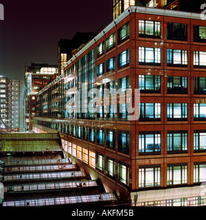 Nachtaufnahme von oben auf dem Glasdach des Bahnhofs Liverpool Street, London 2003; inkl. Bishopsgate und Broadgate Büroblöcke Stockfoto