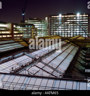 Nachtaufnahme von oben auf dem Glasdach des Bahnhofs Liverpool Street, London 2003; inkl. Bishopsgate und Broadgate Büroblöcke Stockfoto