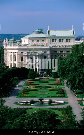 Österreich, Wien i., Blick Vom Dach des Naturhistorischen Museums Über Den Volksgarten Auf Das Burgtheater Stockfoto