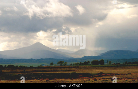 DIE WECHSELNDEN WETTERLAGEN AUF BEN LOMOND AMID DER QUEEN ELIZABETH FOREST PARK IN DIE TROSSACHS VON SCHOTTLAND Stockfoto