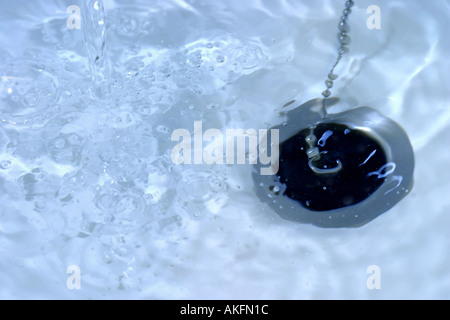 Wasser ablassen Stecker oder Waschbecken Loch hinunter Stockfoto