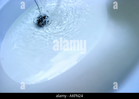 Wasser ablassen Stecker oder Waschbecken Loch hinunter Stockfoto