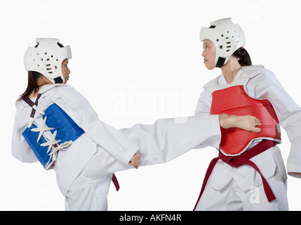 Nahaufnahme von zwei jungen Frauen üben Kickboxen Stockfoto