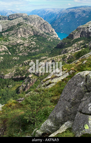 Trail zu Prekestolen oder dem Preikestolen durch die Berge zum Lysefjord in der Nähe von Stavanger Norwegen Stockfoto