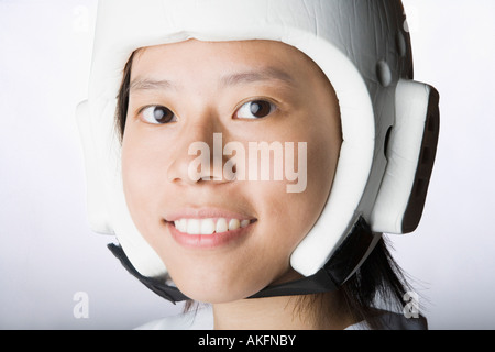 Porträt einer jungen Frau mit einem Sportschutzhelm Stockfoto