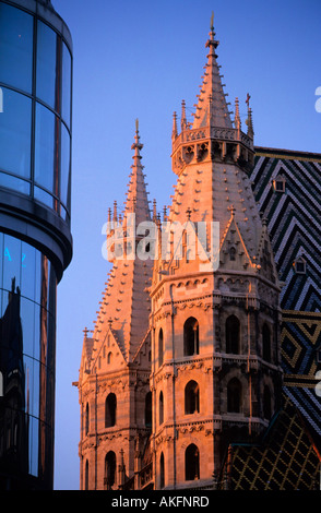 Österreich, Wien, Stephansplatz, Heidentürme Vom Stephansdom Mit von Hans Hollein Entworfenem Haas-Haus Stockfoto