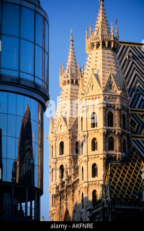 Österreich, Wien, Stephansplatz, Heidentürme Vom Stephansdom Mit von Hans Hollein Entworfenem Haas-Haus Stockfoto