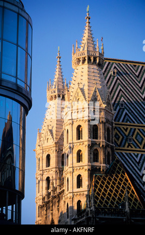 Österreich, Wien, Stephansplatz, Heidentürme Vom Stephansdom Mit von Hans Hollein Entworfenem Haas-Haus Stockfoto