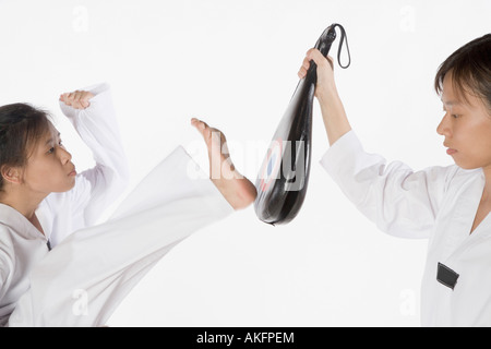 Zwei junge Frauen üben karate Stockfoto