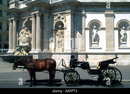 Österreich, Wien 1, Albertinaplatz, Fiaker Vor Dem Danubiusbrunnen (1869) eine der Albrechtsrampe des Palais Erzherzog Albrecht (A Stockfoto