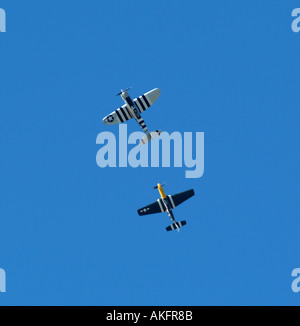 Oberseite der zwei amerikanische Kampfflugzeuge im vorgeben Luftkampf über Goodwood Flugplatz Sussex Stockfoto