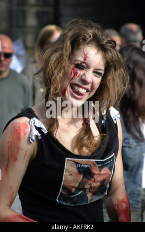 Eine blutige Schauspielerin auf der Royall Meile Edinburgh, fördern ihre Show auf dem Festival Stockfoto