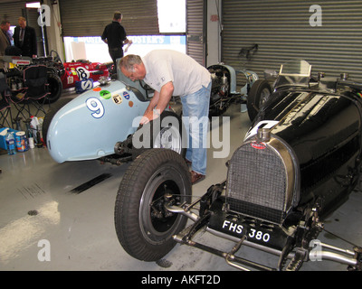 Blasses Blau MG K3 und schwarzen Bugatti T51 Grand Prix Rennwagen in Silverstone Stockfoto